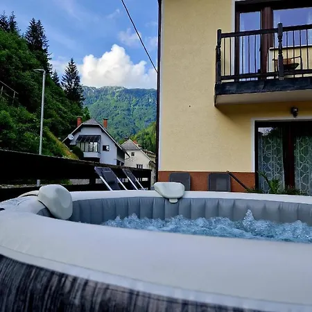 House Utrinek With Free Play Room, Jacuzzy And Garage Apartment *