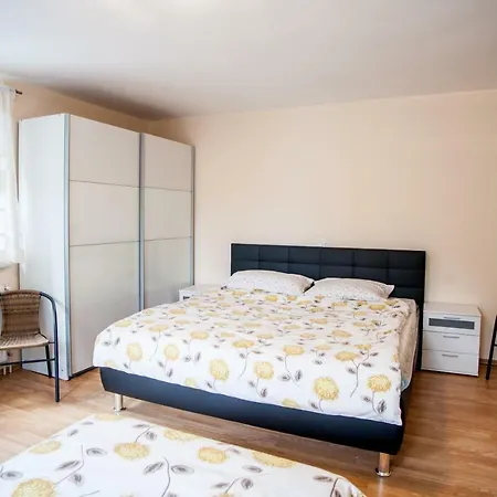 House Utrinek With Free Play Room, Jacuzzy And Garage