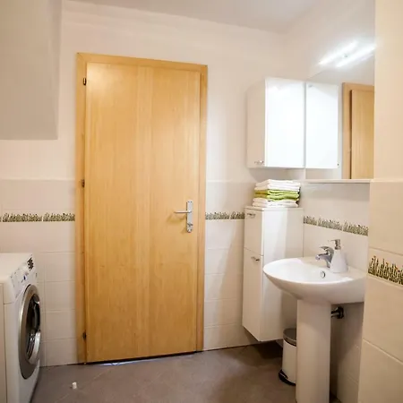 House Utrinek With Free Play Room, Jacuzzy And Garage Apartment *