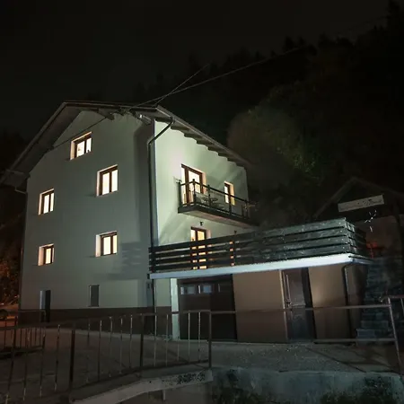 House Utrinek With Free Play Room, Jacuzzy And Garage Apartment *