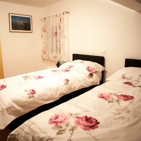 House Utrinek With Free Play Room, Jacuzzy And Garage