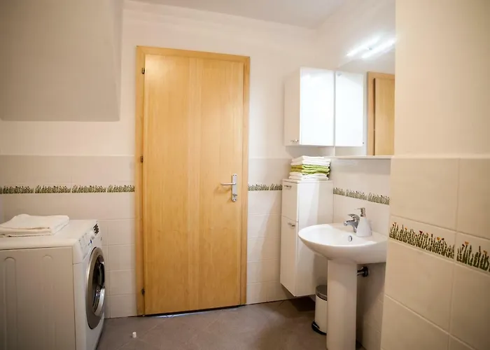 House Utrinek With Free Play Room, Jacuzzy And Garage Apartment *