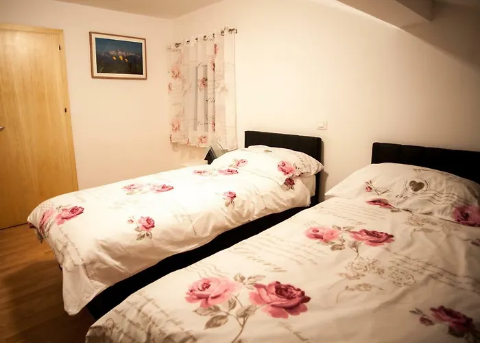 House Utrinek With Free Play Room, Jacuzzy And Garage