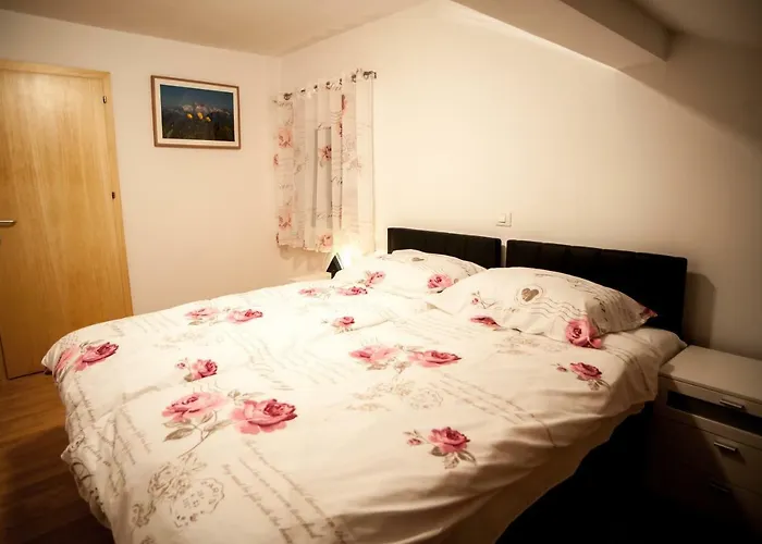 House Utrinek With Free Play Room, Jacuzzy And Garage Apartment *