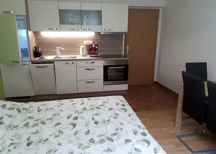 House Utrinek With Free Play Room, Jacuzzy And Garage