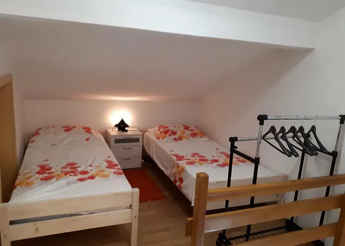 شقة House Utrinek With Free Play Room, Jacuzzy And Garage